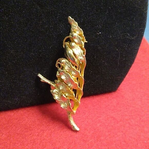Gold Tone Metal Floral Brooch multiple layers leaves seed pods and curling vines - Picture 1 of 7